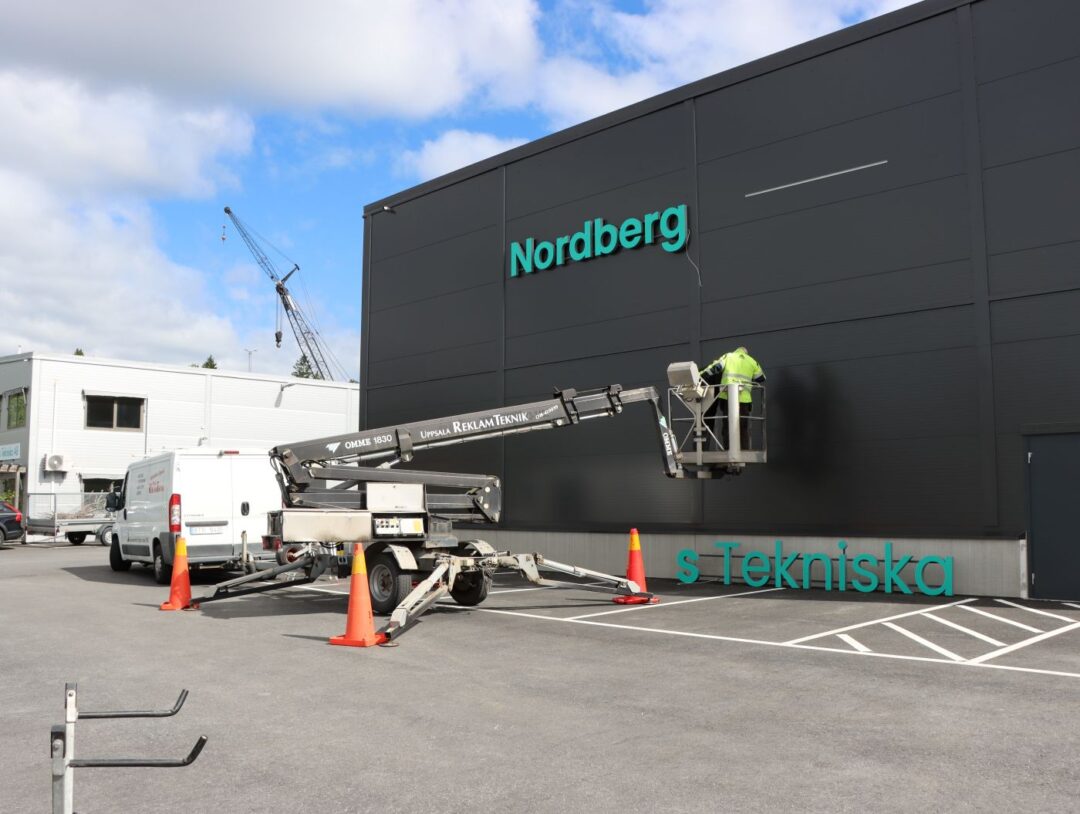 Skylt tillbyggnaden 1